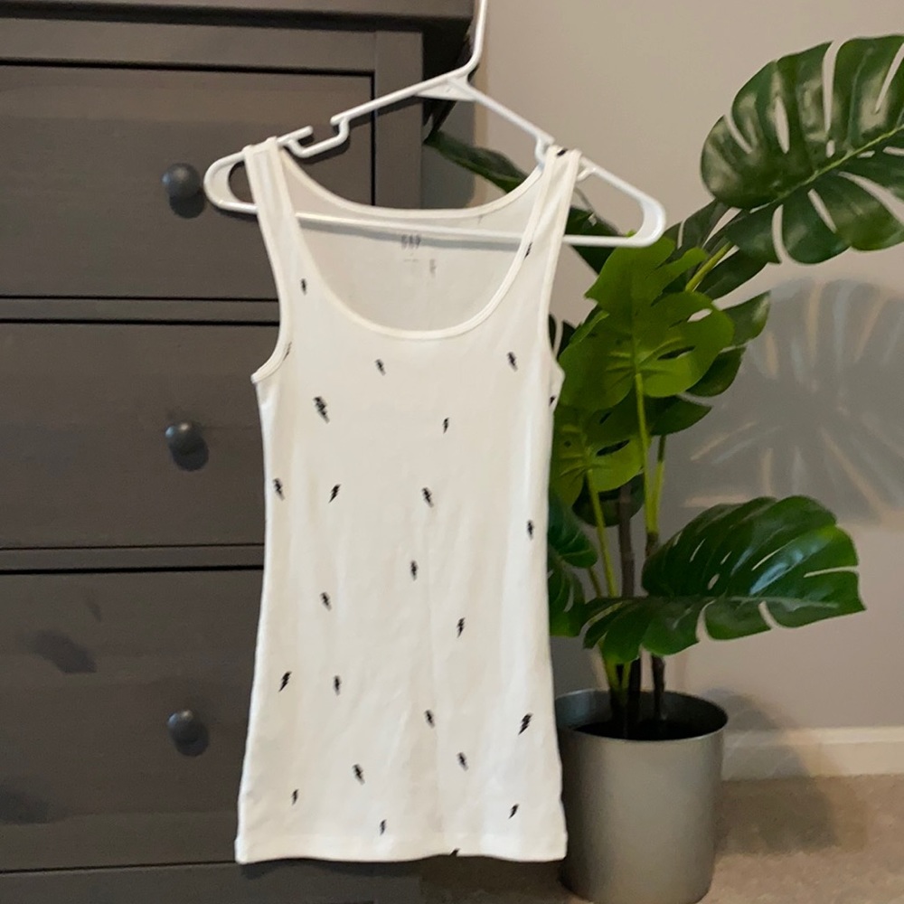 New Gap Women’s Fitted Lightning Bolt Tank (XS)